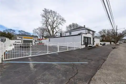 150 North Delaware Avenue, Lindenhurst, NY 11757 — photo 4