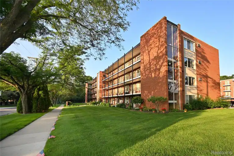 2820 Woodslee Drive #405, Royal Oak, MI 48073