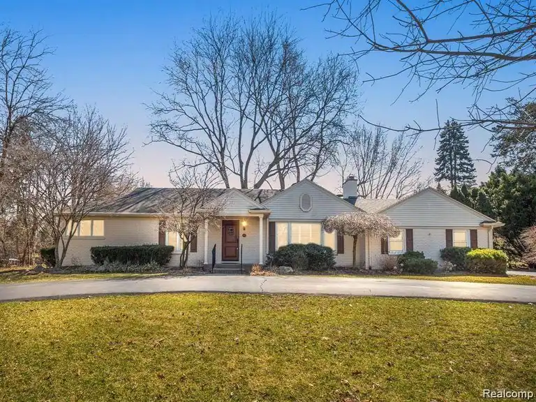 3879 CARRIAGE Road, Bloomfield Hills, MI 48301