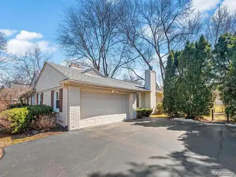 3879 CARRIAGE Road, Bloomfield Hills, MI 48301 — photo 30