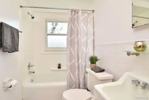 1515 W FARNUM Avenue, Royal Oak, MI 48067 — photo 16