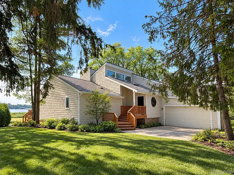 1825 Long Pointe Drive, Bloomfield Hills, MI 48302