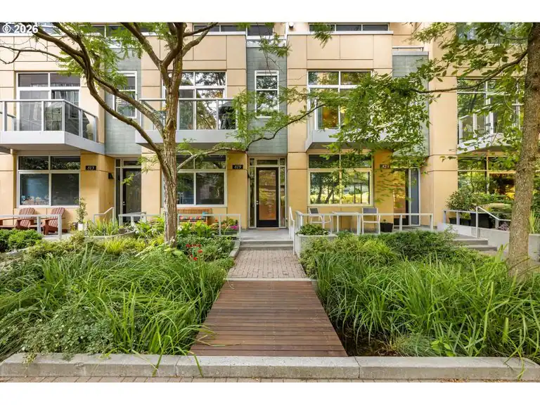819 S PENNOYER ST, Portland, OR 97239