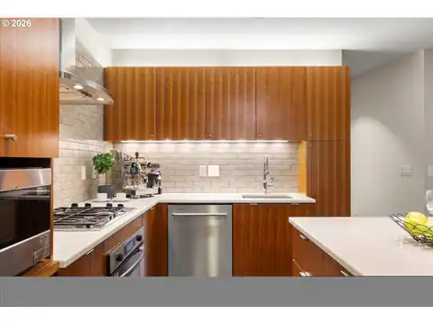 819 S PENNOYER ST, Portland, OR 97239 — photo 11