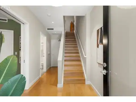 819 S PENNOYER ST, Portland, OR 97239 — photo 7