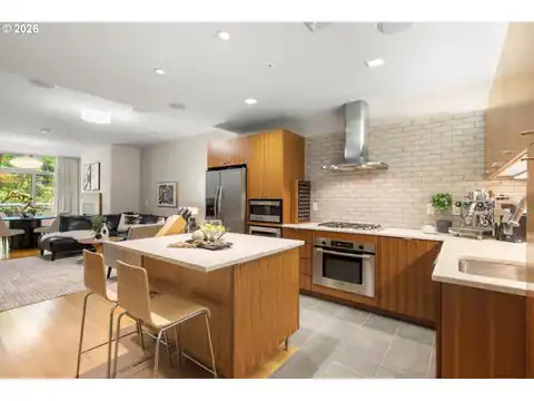 819 S PENNOYER ST, Portland, OR 97239 — photo 9