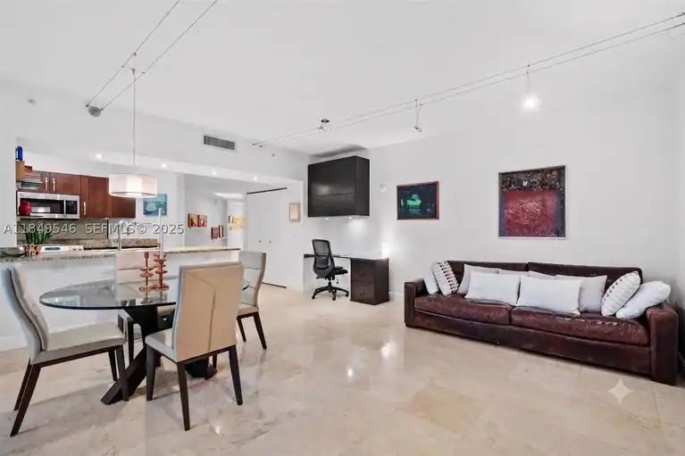 19900 E Country Club Dr #212, Aventura, FL 33180