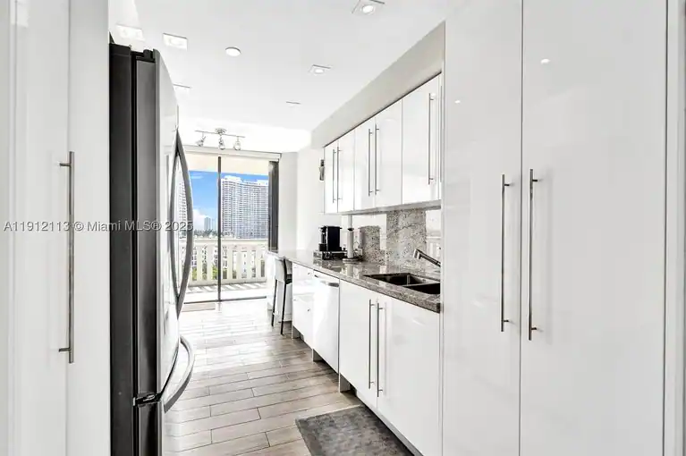 3000 Island Blvd #903, Aventura, FL 33160
