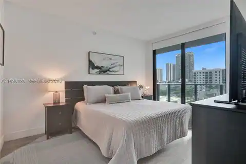 121 NE 34th St #902, Miami, FL 33137 — photo 2