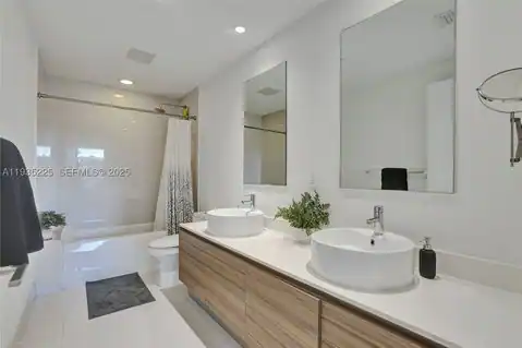 121 NE 34th St #902, Miami, FL 33137 — photo 23