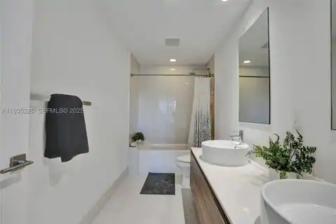 121 NE 34th St #902, Miami, FL 33137 — photo 3