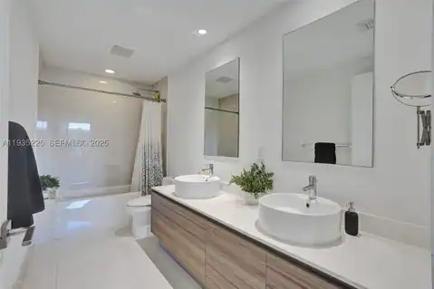 121 NE 34th St #902, Miami, FL 33137 — photo 7