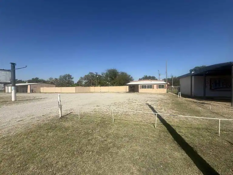 705 E Chicago Avenue, Yale, OK 74085