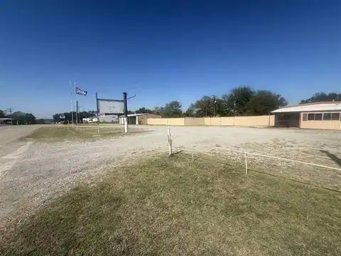 705 E Chicago Avenue, Yale, OK 74085 — photo 2