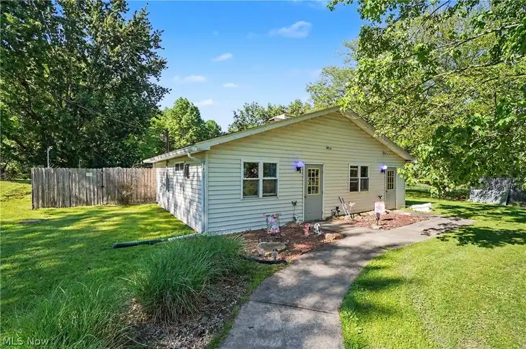 4250 Herr Fieldhouse Road, Southington, OH 44470